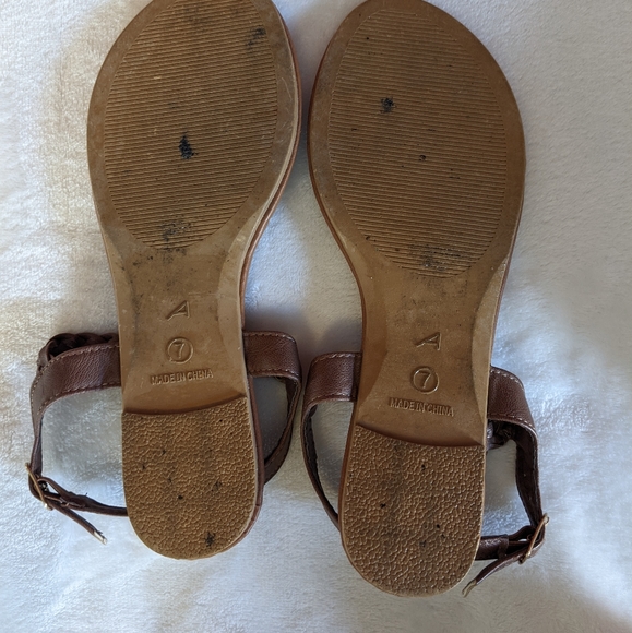 🔥LAST CHANCE - DONATING Sept 4/22🔥🛍️FREE ADD ON 🛍️Gold accented flip flops - Picture 5 of 5